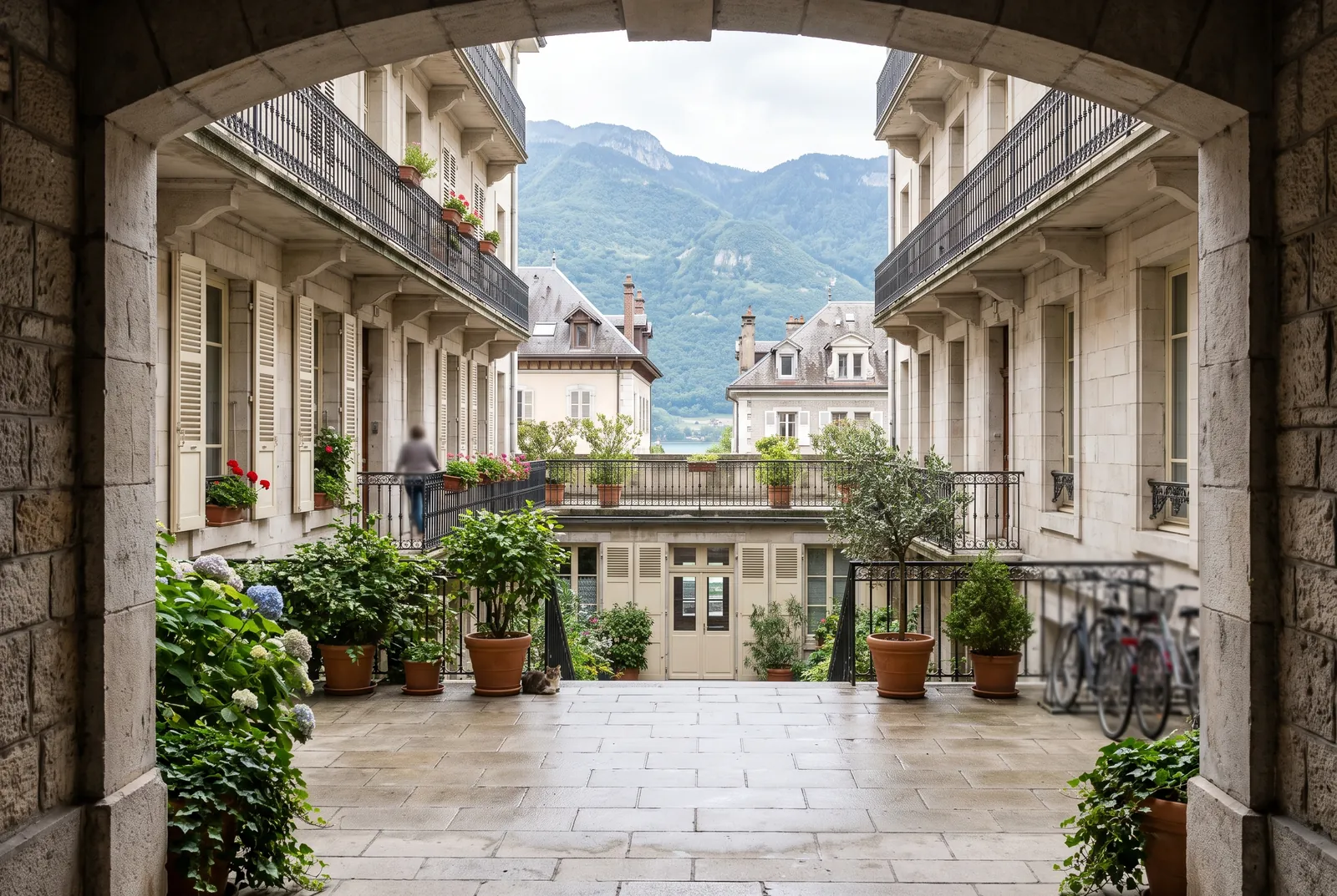 Cour intérieure d'un immeuble à Aix-les-Bains